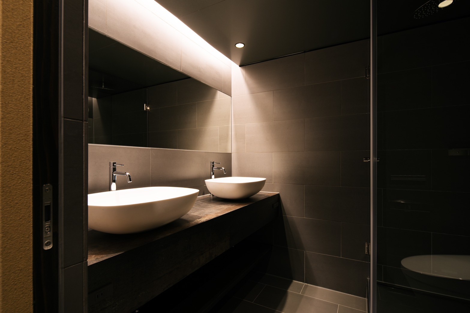 日本語: タイル張りのサニタリールーム / English: Tiled bathroom with modern design