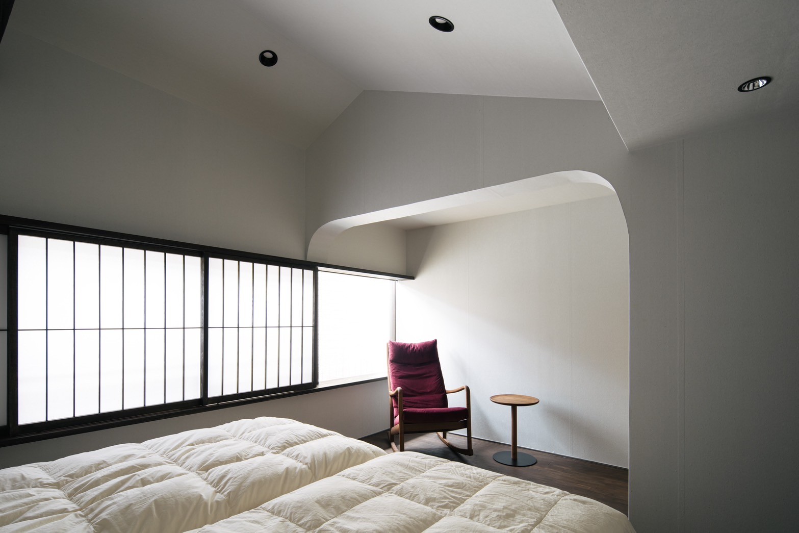 日本語: 和紙の深みを表現した寝室 / English: Bedroom featuring the rich texture of traditional Japanese paper