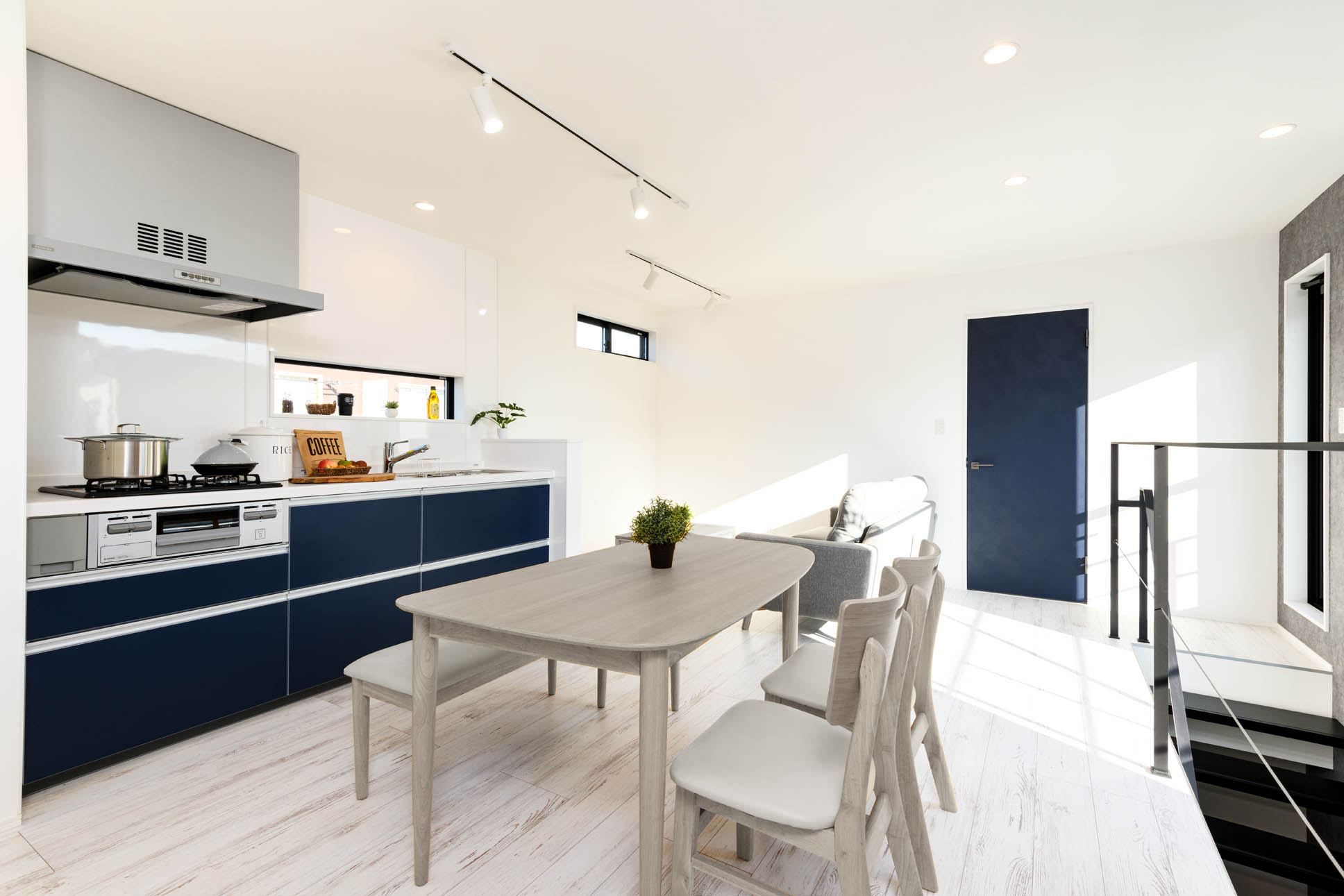 日本語: アクセントカラーが呼応するリビングダイニング / English: Living and dining area with accent colors in harmony