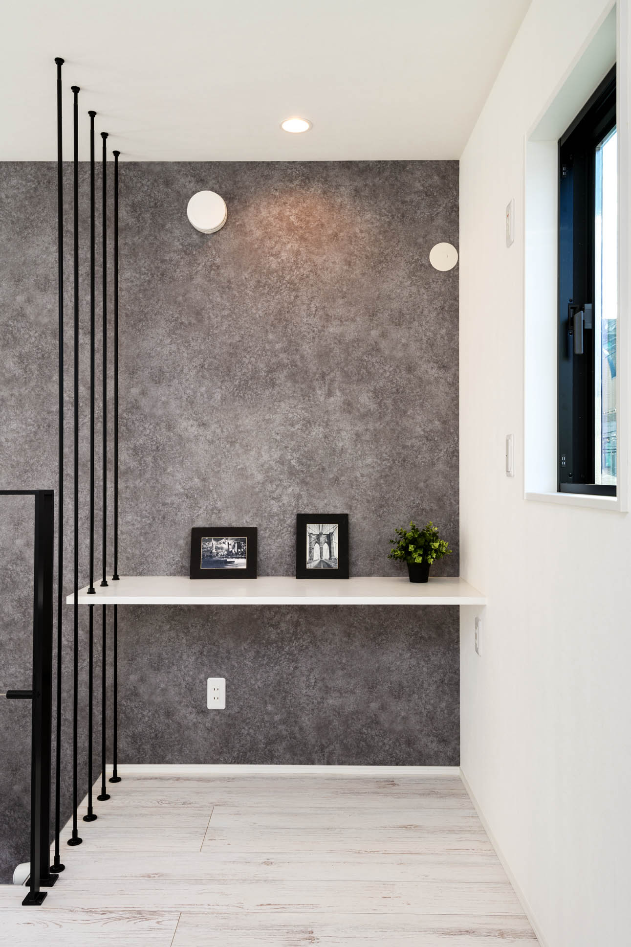 日本語: 機能美とデザインが共存した手摺 / English: Handrail combining functional beauty and design