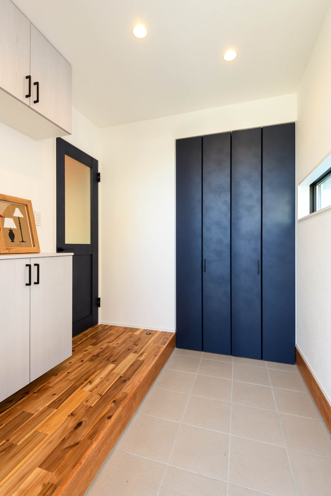 日本語: 大収納量の玄関土間収納 / English: Spacious entrance dirt-floor storage with large capacity