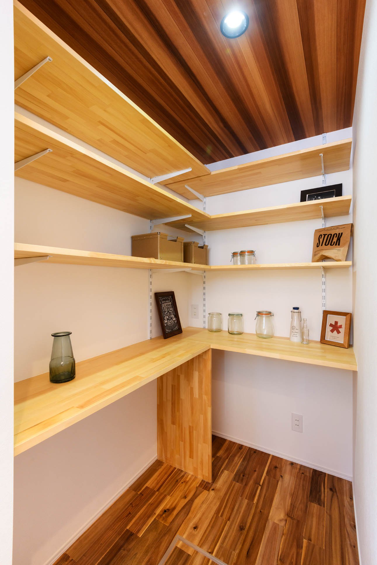 日本語: キッチンに隣接した大容量のパントリー / English: Large pantry adjacent to the kitchen