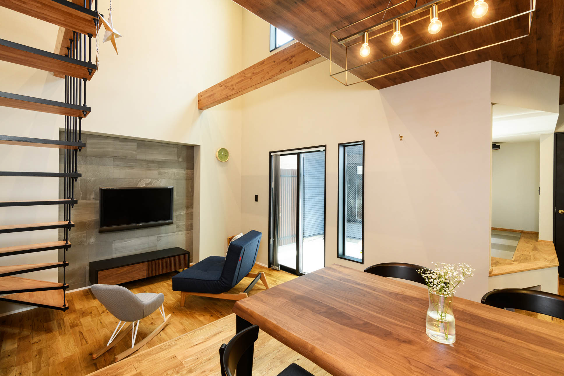 日本語: 機能美である吊り階段と共生したリビング・ダイニング / English: Living and dining space integrated with a functional hanging staircase