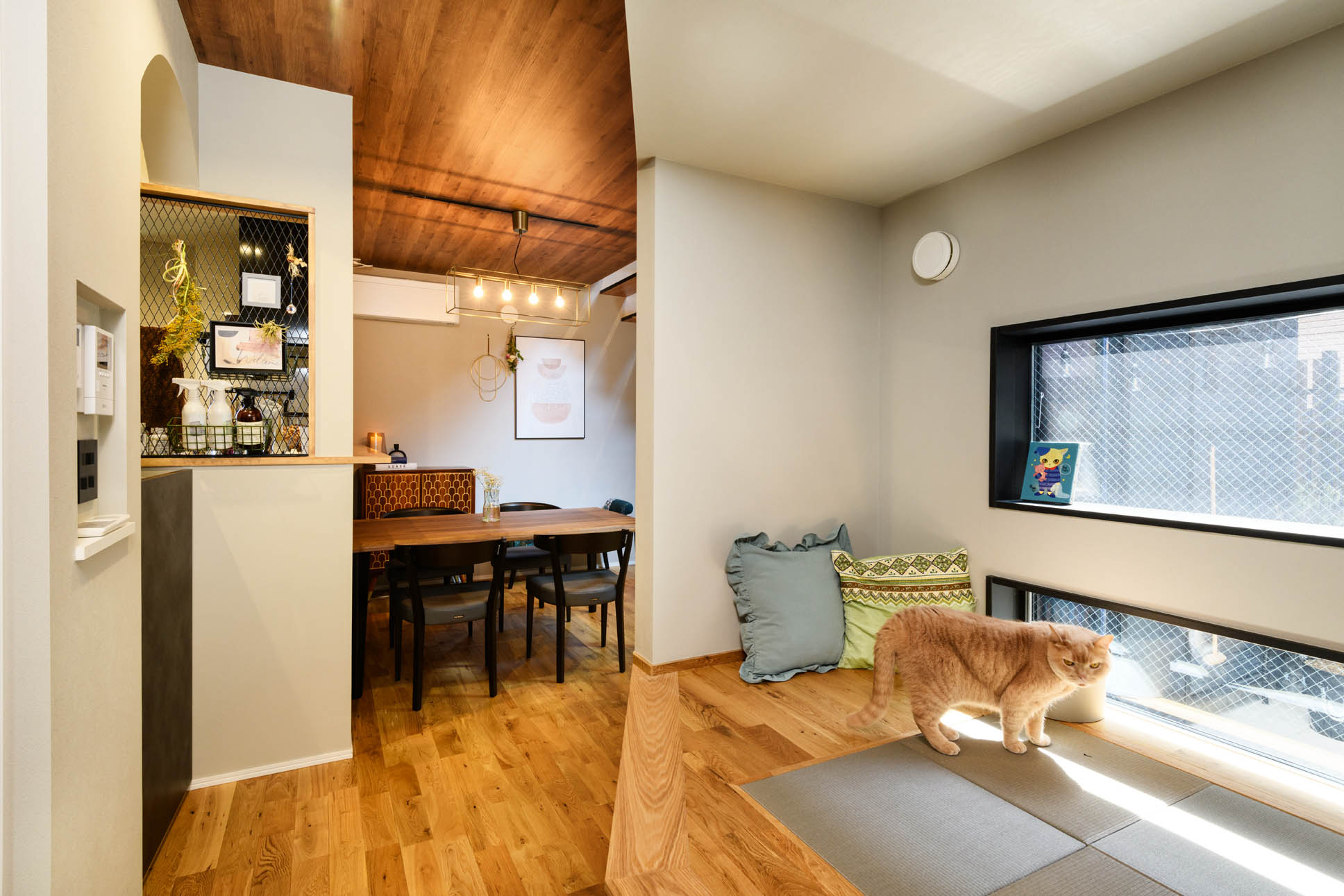 日本語: リビング・ダイニングと隣接した中間領域のヌック１ / English: Transitional nook adjacent to the living and dining area 1