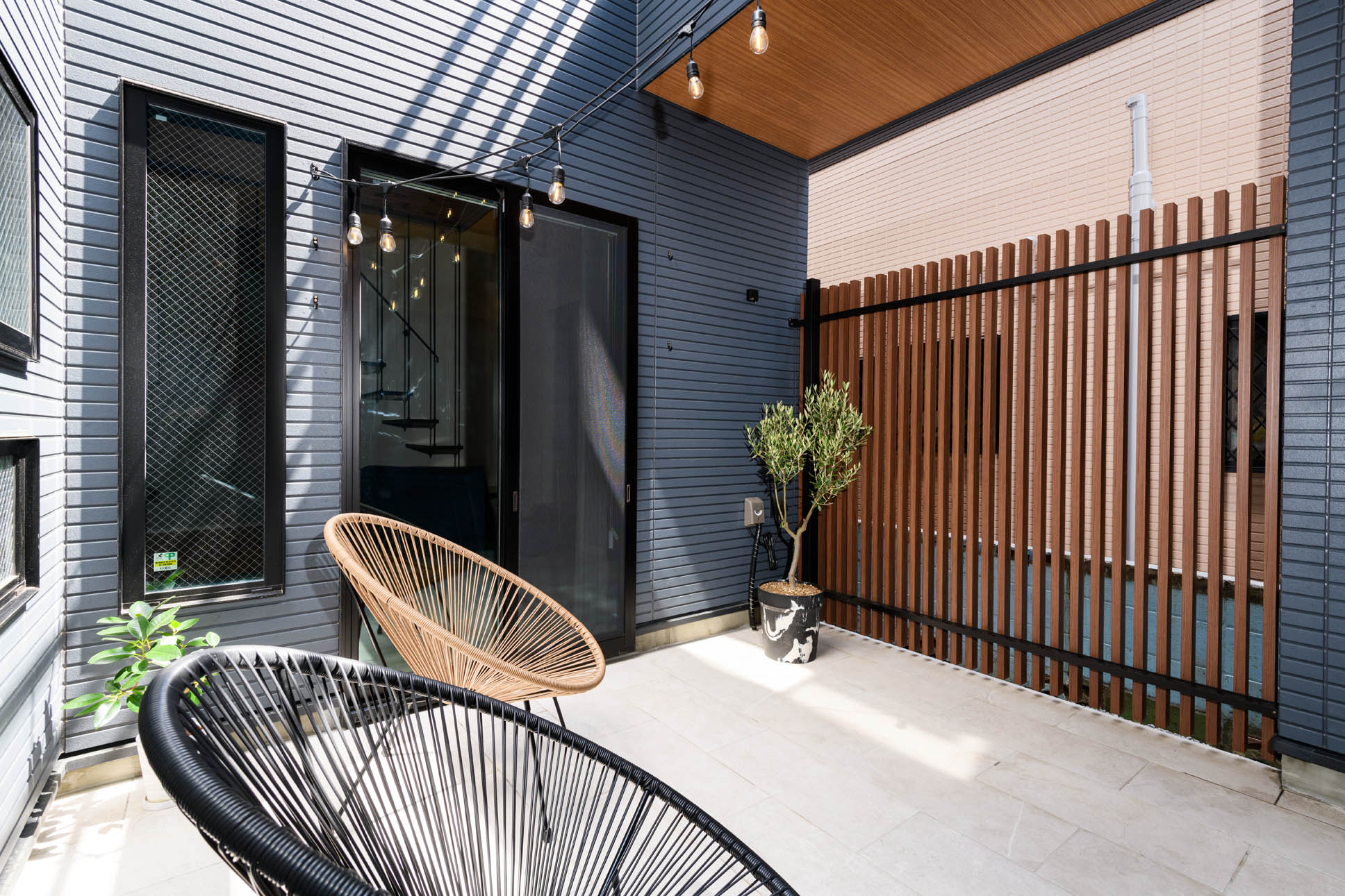 日本語: 視線の中心とともにコートヤードとなる中庭 / English: Central courtyard designed as the focal point of the home