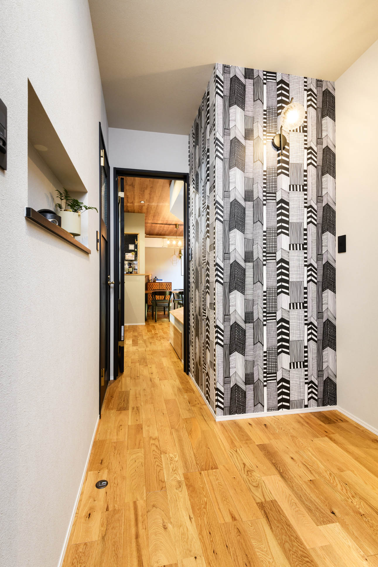 日本語: 玄関から目に飛び込むアクセントクロス / English: Accent wall visible immediately from the entrance