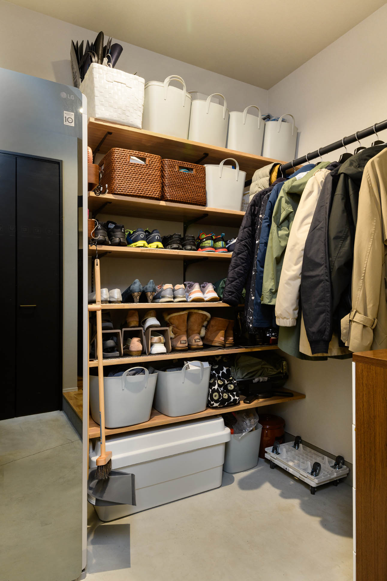 日本語: 使い勝手を考慮した大容量の玄関土間収納 / English: Spacious entrance dirt-floor storage designed for usability