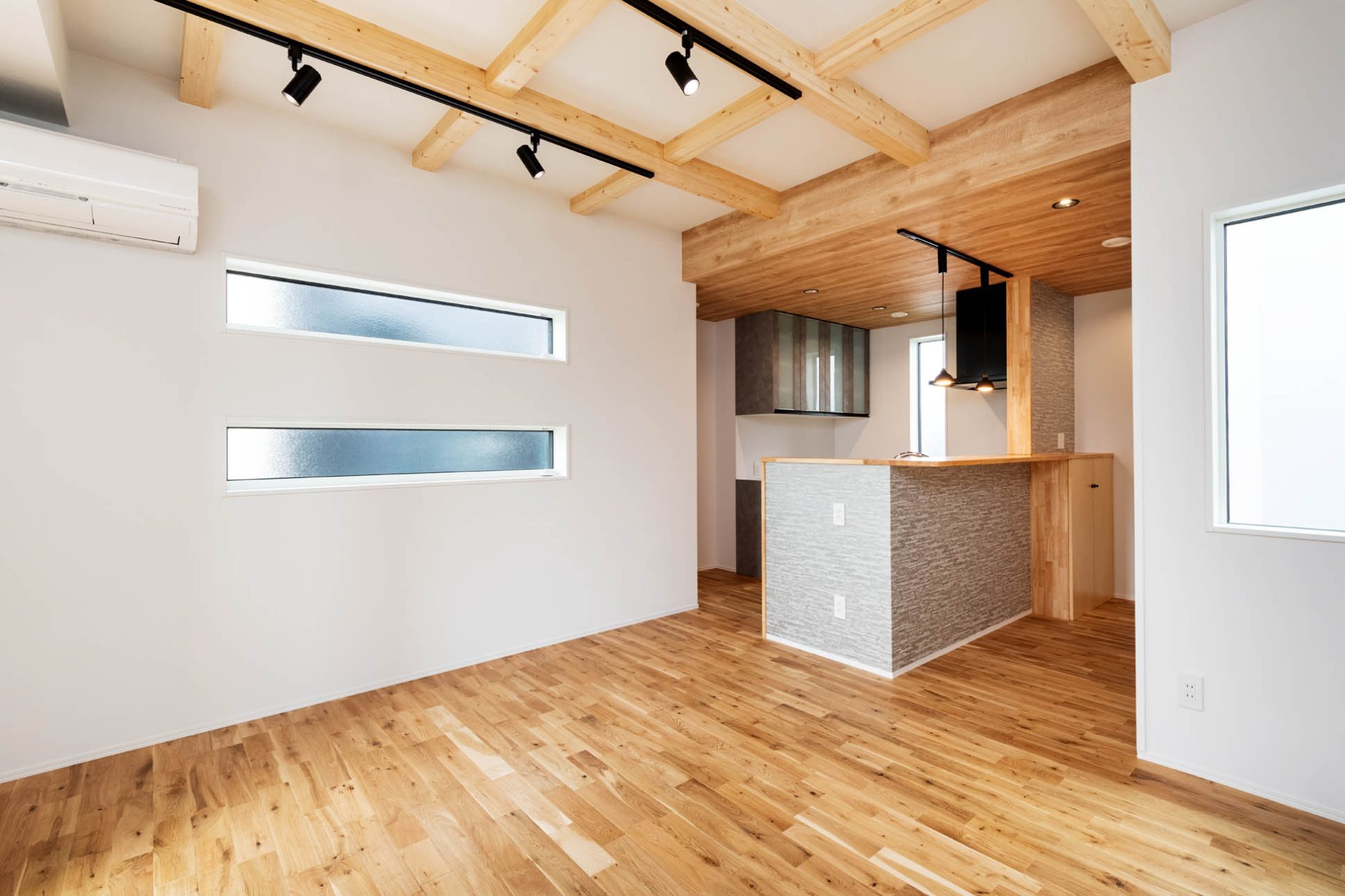 日本語: 通風と採光を確保しつつプライバシーを守るリビングダイニング ｜ English: Living and dining space ensuring privacy while maximizing ventilation and natural light