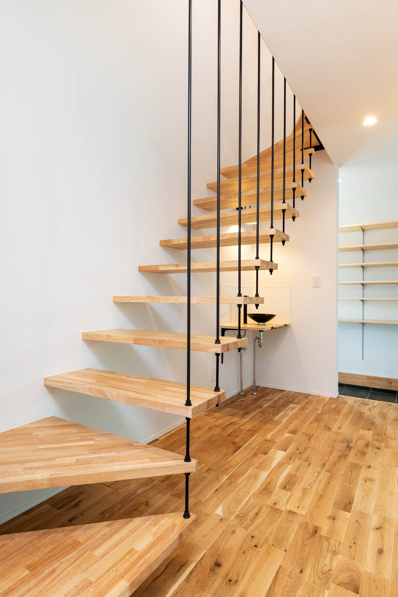 日本語: 規則的な直線のリズムが美しいボルト吊り階段 ｜ English: A bolt-suspended staircase with a beautiful rhythm of regular straight lines