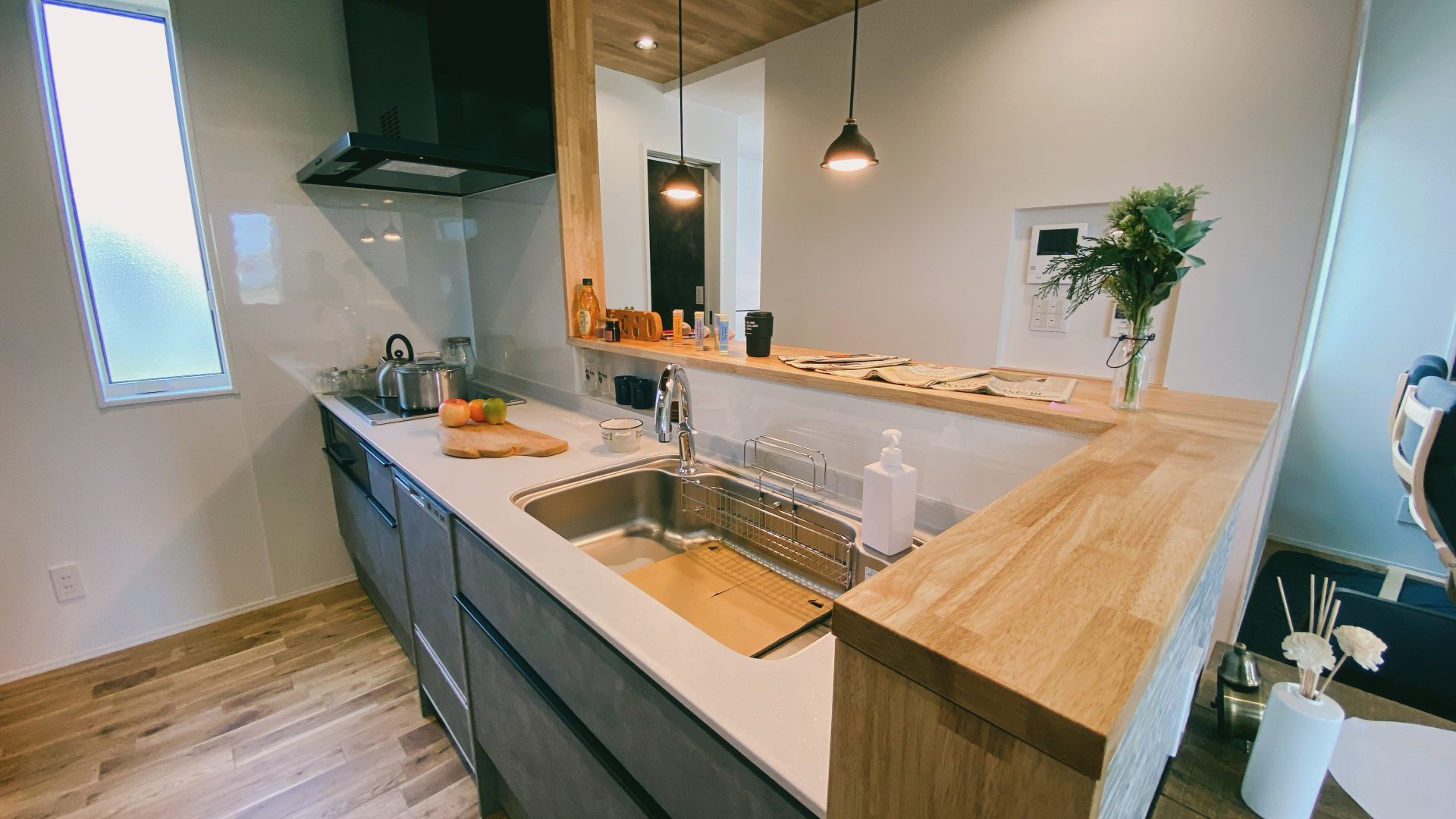 日本語: 中庭を中心に回遊性を高めた廊下設計 ｜ English: Corridor design enhancing circulation centered around the courtyard