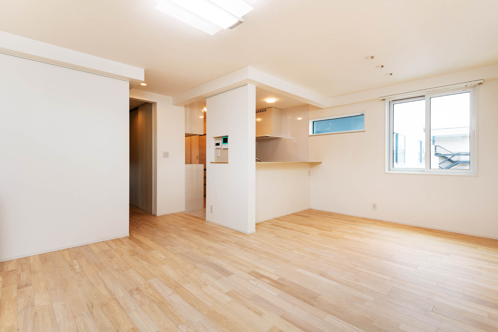 日本語: 機能性とデザイン性を両立させたリビングダイニング ｜ English: Living and dining room combining functionality with modern design