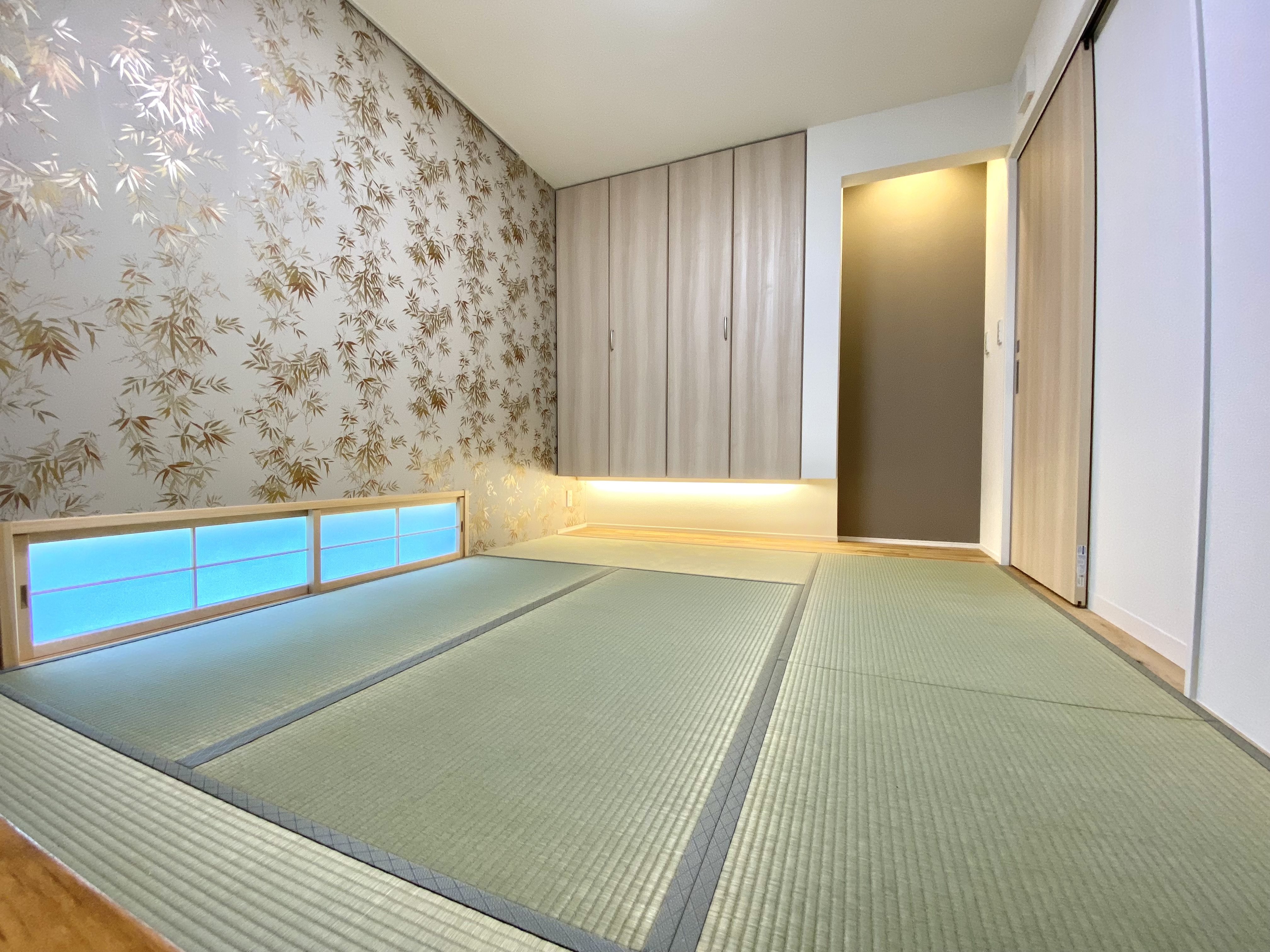 日本語: 下部を収納にした小上がりスペースとスタディコーナー ｜ English: Raised floor area with built-in storage and study space