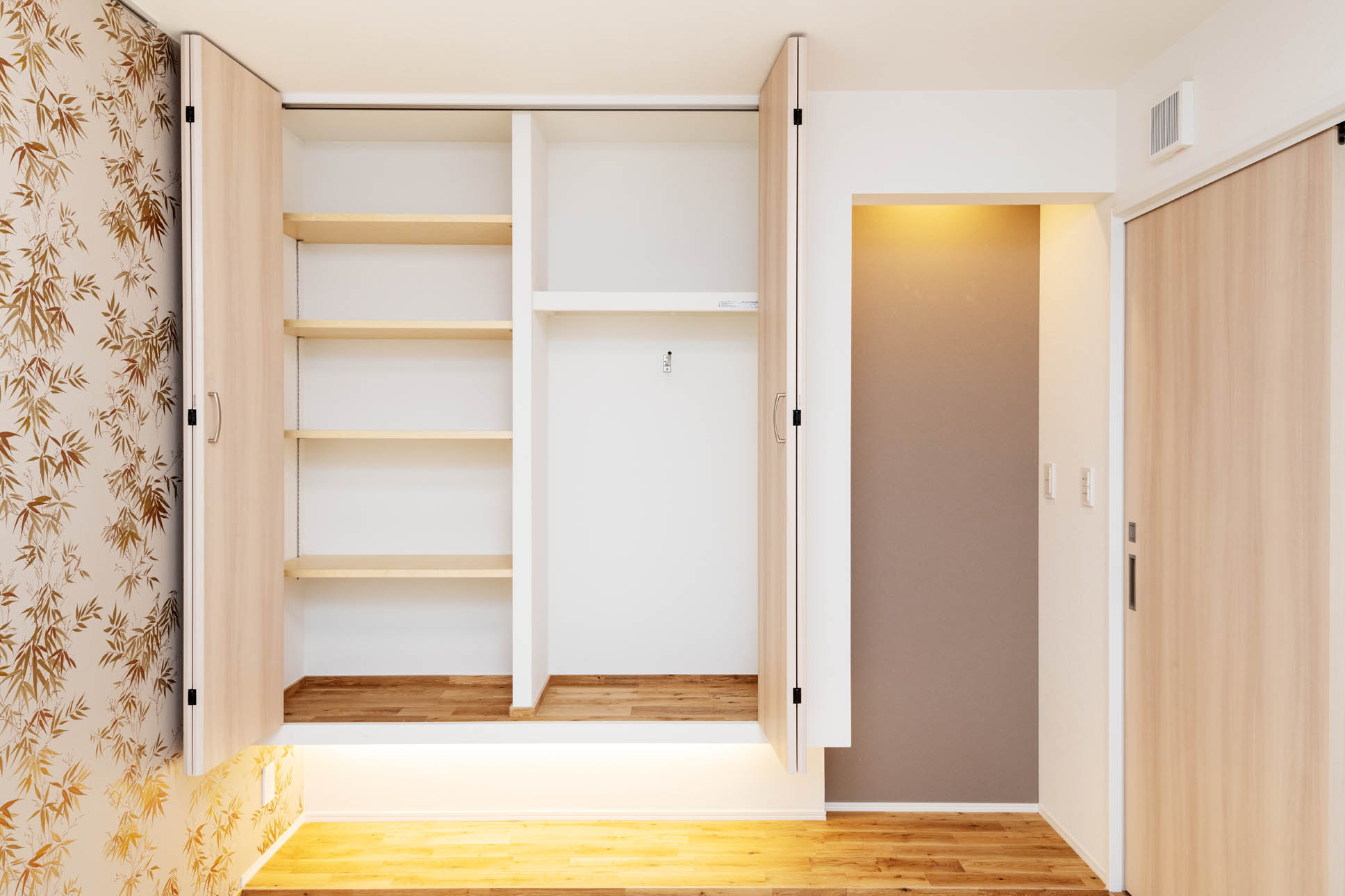 日本語: 大容量の収納を備えた和室 ｜ English: Japanese-style tatami room with large-capacity storage