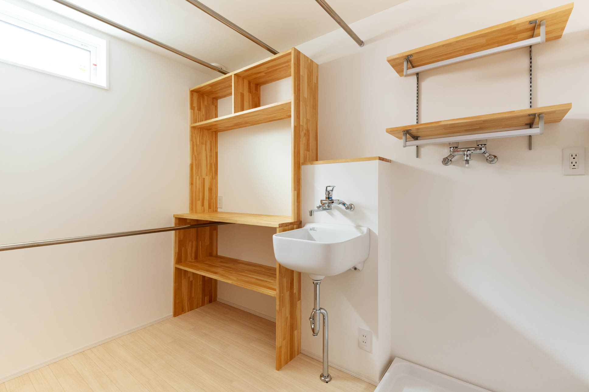 日本語: 収納を浮かせて設計した和室兼客間 ｜ English: Guest room and tatami room designed with floating storage