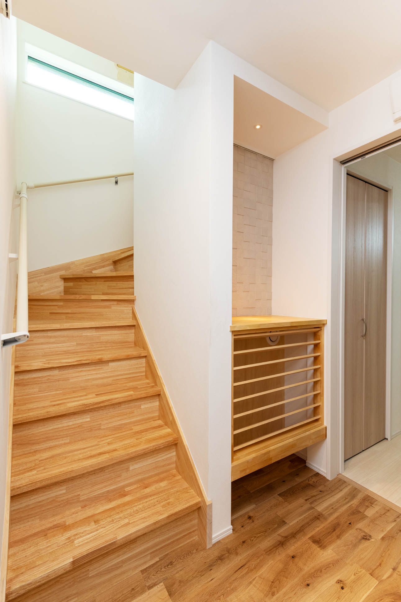 日本語: 季節ごとに風向きを調整できるルーバー付き床置きエアコン ｜ English: Floor-mounted air conditioner with adjustable louvers for seasonal airflow control