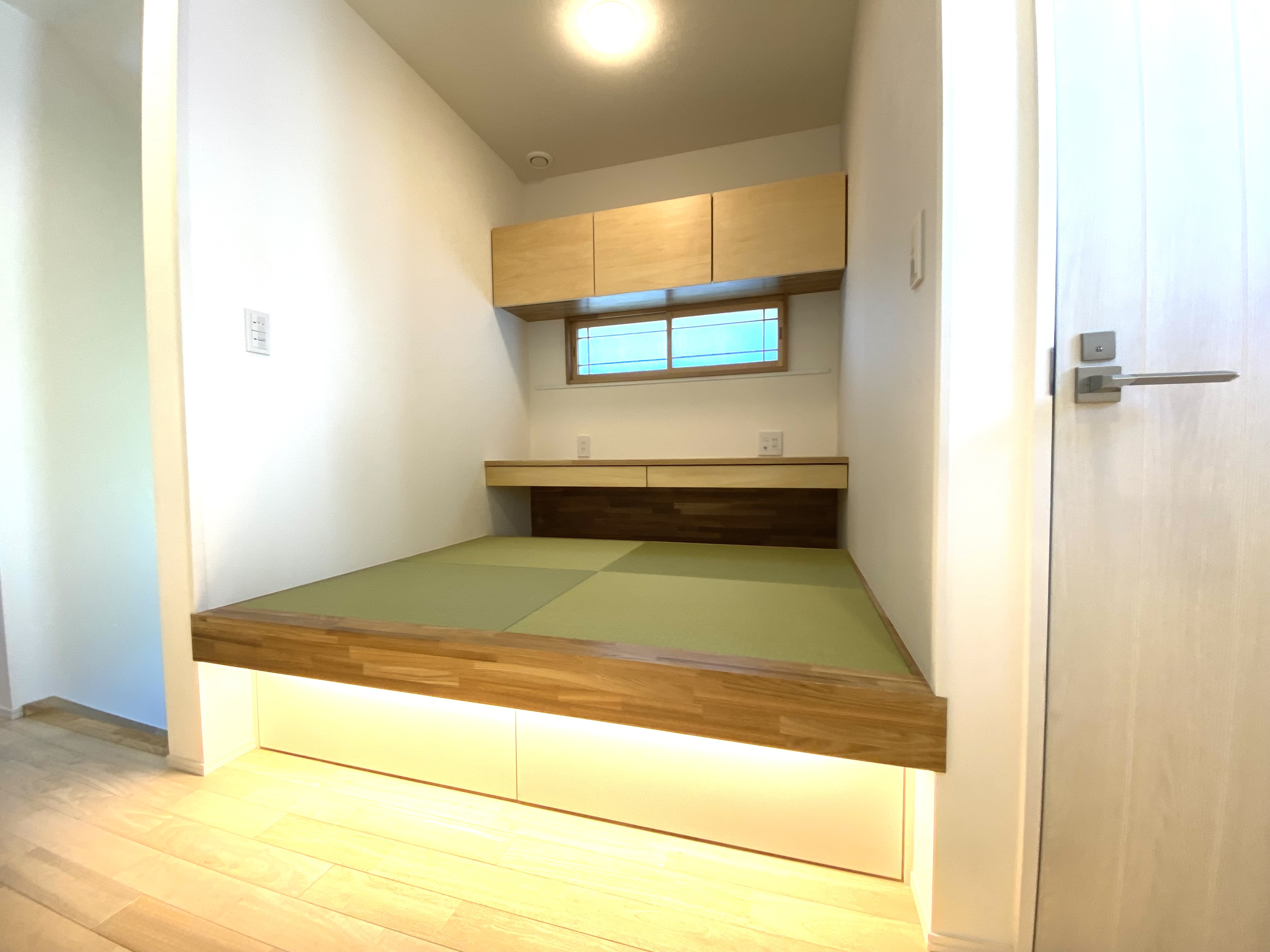 日本語: 家事動線を考慮した効率的なランドリールーム ｜ English: Laundry room designed with efficient layout and household flow in mind