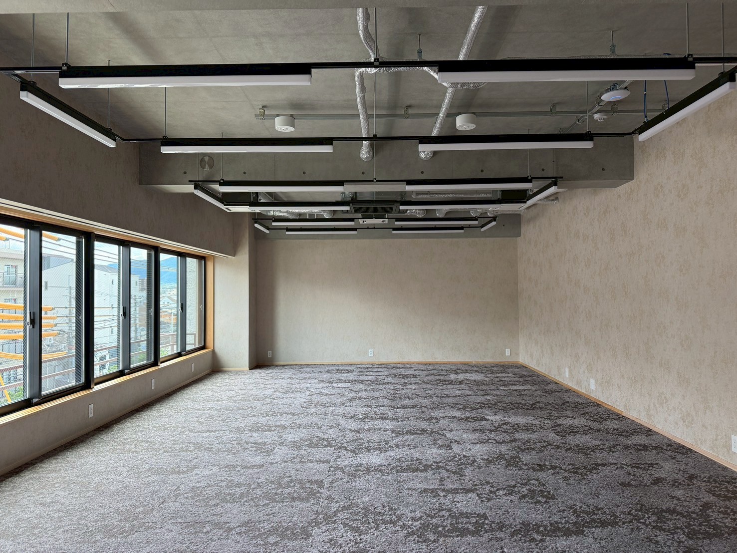 日本語: 建物の顔となるサインデザイン｜English: Building façade featuring prominent architectural signage