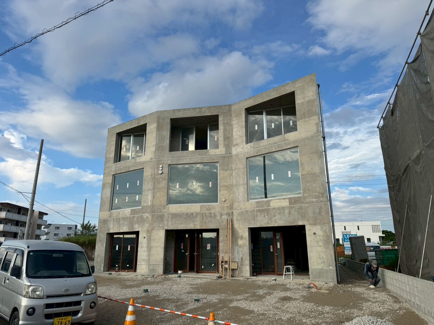 日本語: RC造の外壁が特徴的な建築｜English: Modern building with exposed reinforced concrete exterior