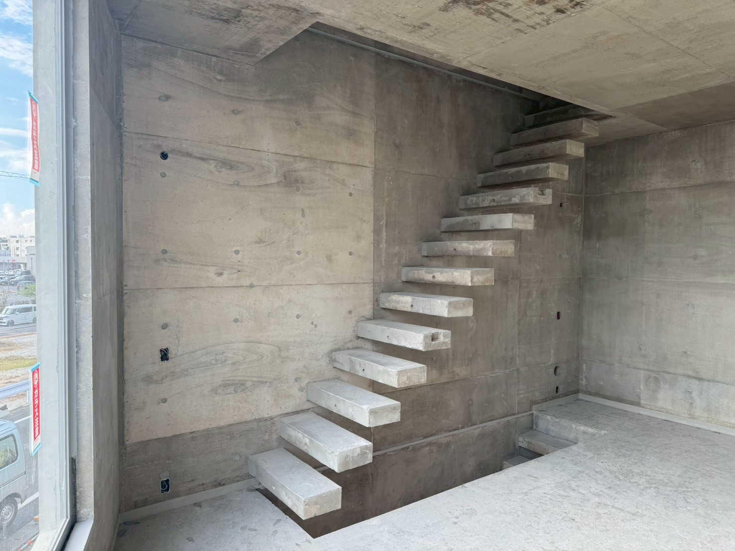 日本語: 機能性とデザイン性を両立したリビングダイニング｜English: Living and dining room combining functionality and contemporary design