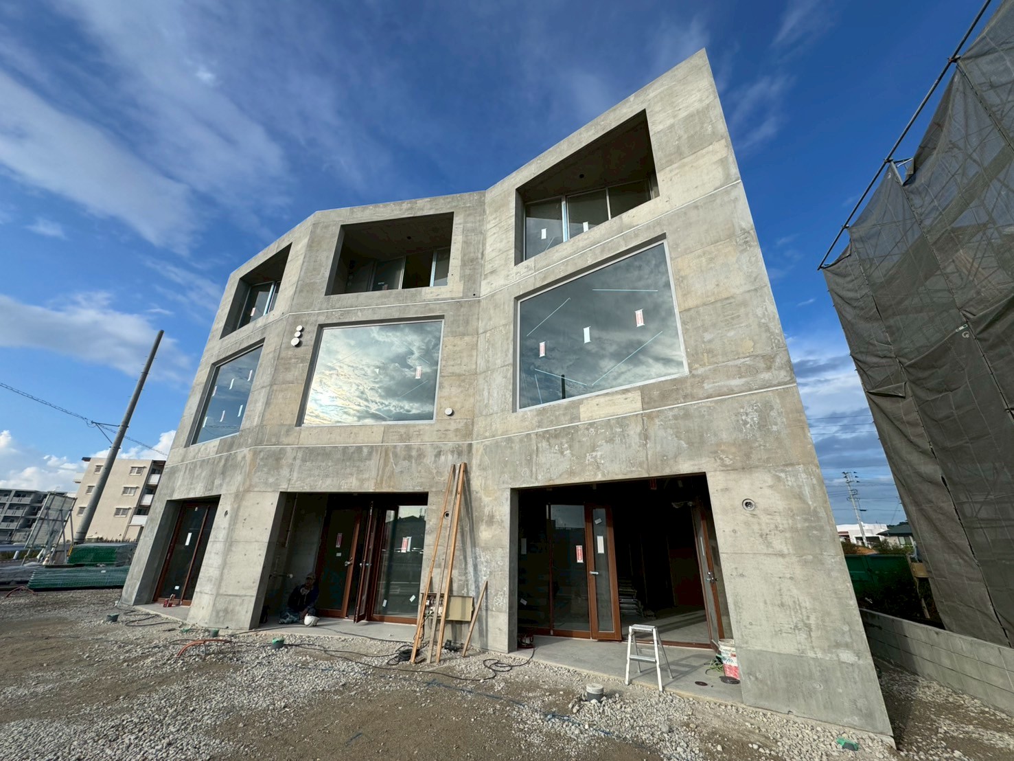 日本語: 美しい鉄筋コンクリートの外壁｜English: Elegant reinforced concrete exterior wall